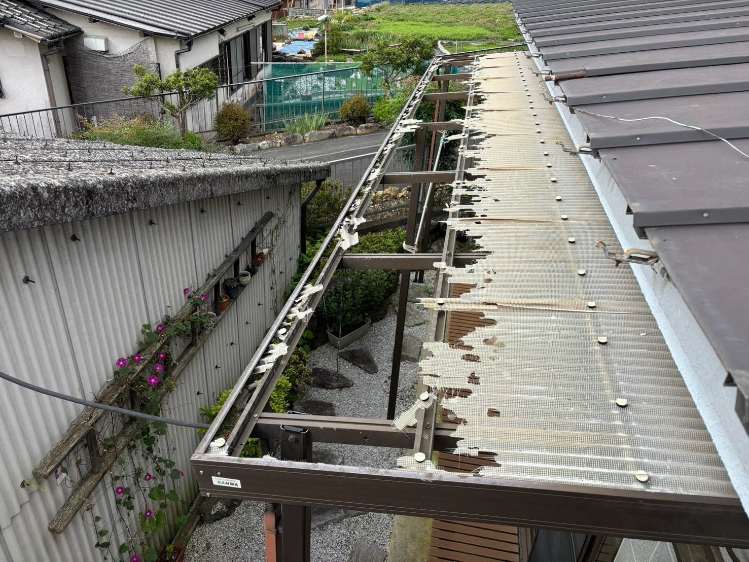 大きく破損した軒先の波板