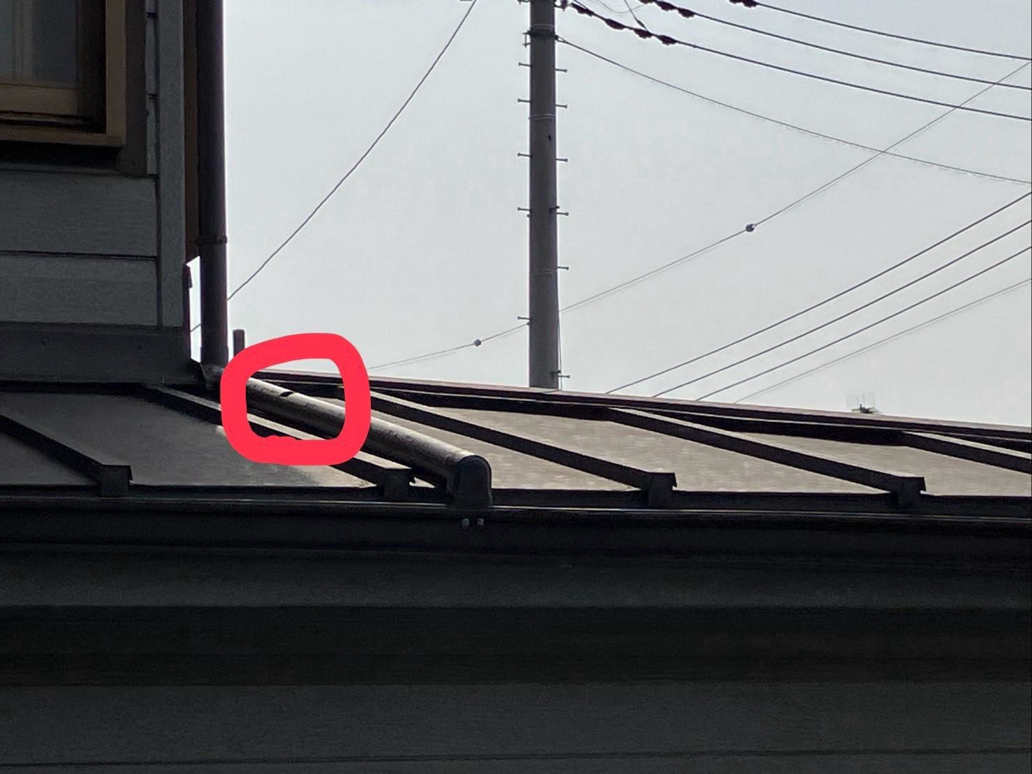 雨樋の破損箇所を赤丸で示した写真