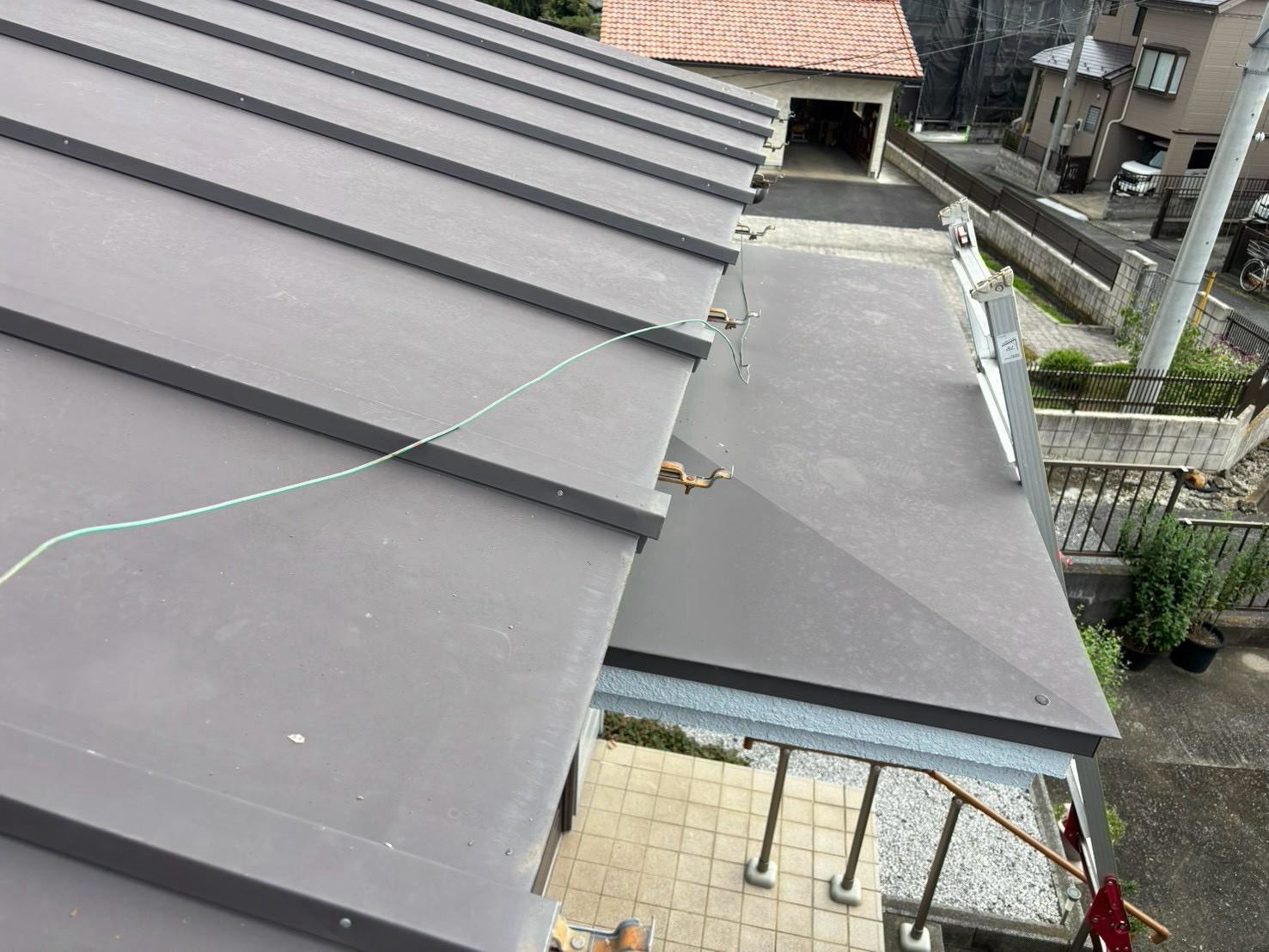 屋根から見た軒先と雨樋の取り付け部分